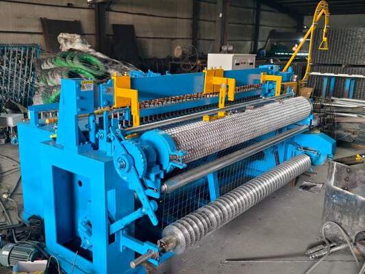 Larghezza di maglia 7 ft Apertura dimensione 1 pollice Saldato Wire Mesh Machine